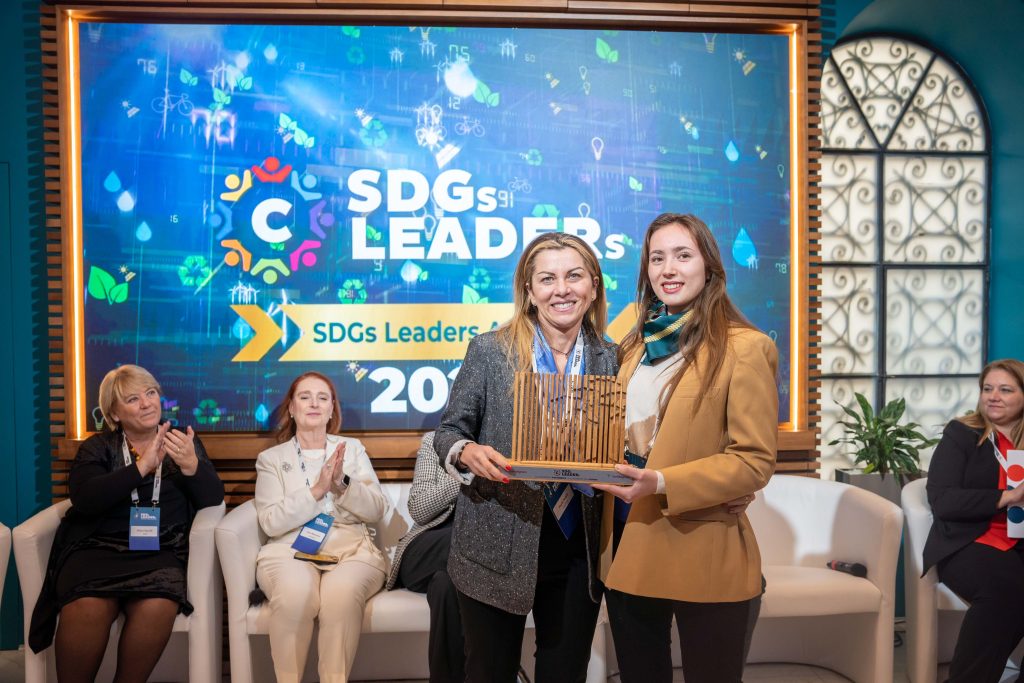 Paola Nobili, Marketing Manager Healthcare di Fujifilm Italia, premiata durante gli SDGs Leaders Awards